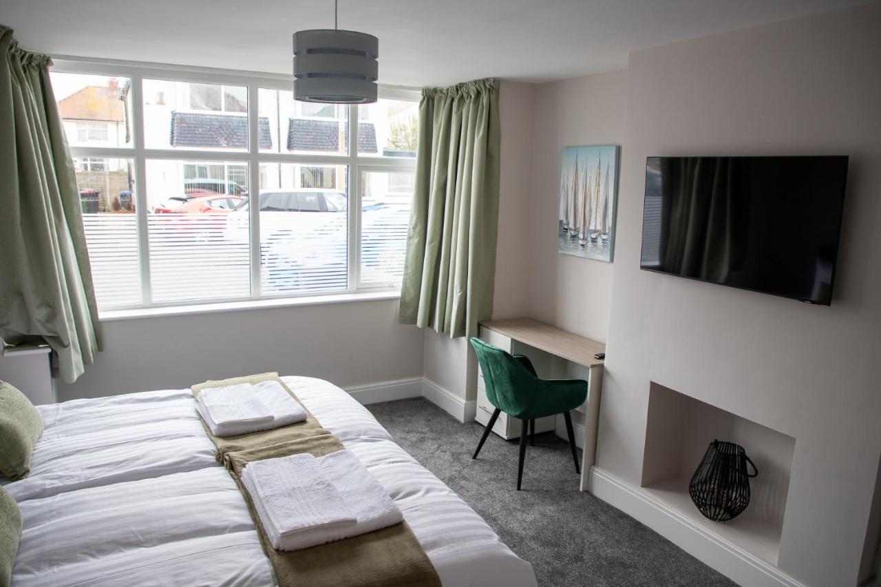 Wave Stays - Ground Floor Apartment - Outside Seating Area Cleveleys Esterno foto