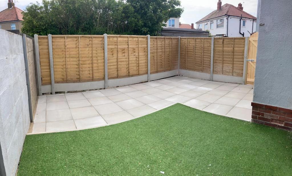 Wave Stays - Ground Floor Apartment - Outside Seating Area Cleveleys Esterno foto