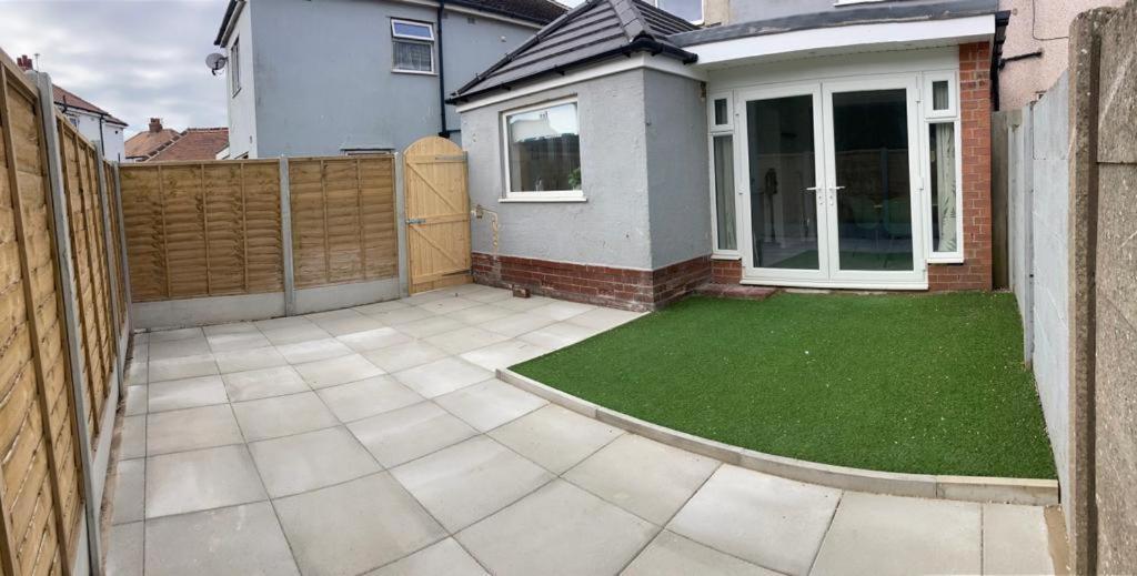 Wave Stays - Ground Floor Apartment - Outside Seating Area Cleveleys Esterno foto